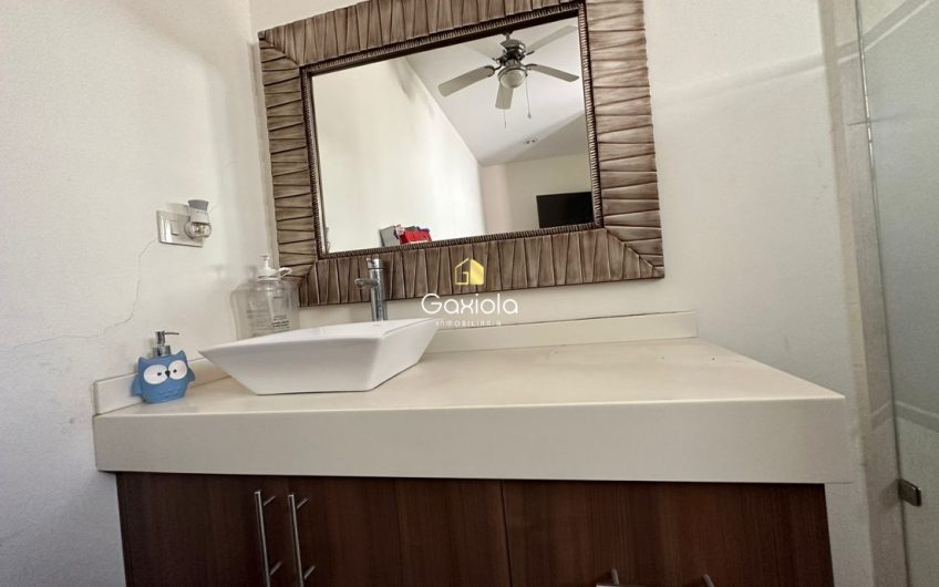 Se RENTA Casa AMUEBLADA y EQUIPADA, en Privada con acceso controlado y área común con alberca, Sfera Residencial, a 10 minutos de Plaza Forum