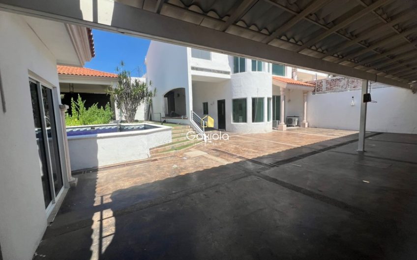 Se VENDE casa de tres niveles con alberca en Montebello