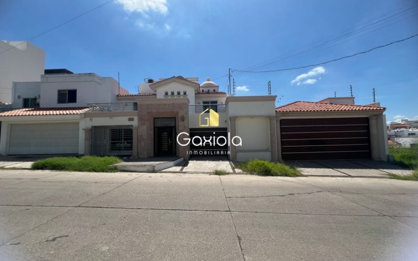 Se VENDE casa de tres niveles con alberca en Montebello