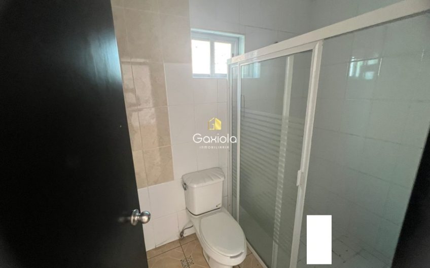 Se VENDE casa de tres niveles con alberca en Montebello