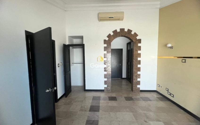 Se VENDE casa de tres niveles con alberca en Montebello