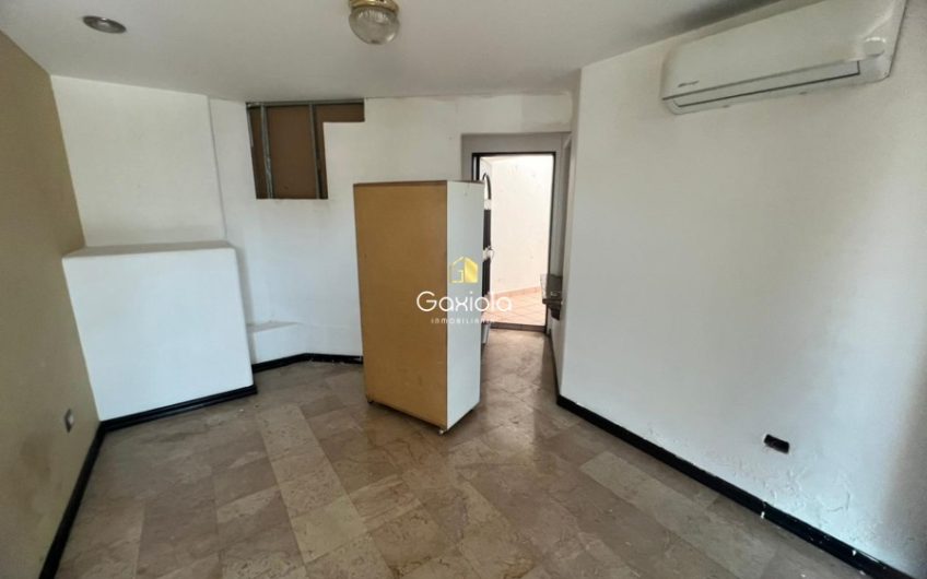 Se VENDE casa de tres niveles con alberca en Montebello