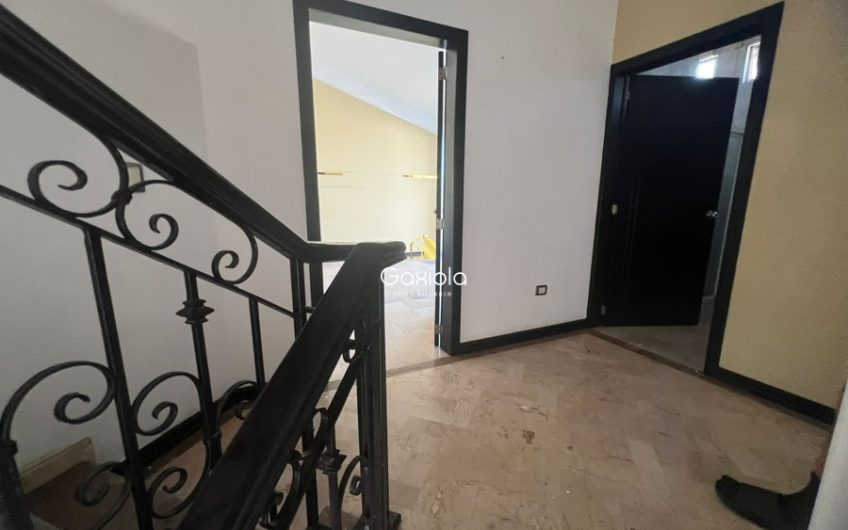 Se VENDE casa de tres niveles con alberca en Montebello