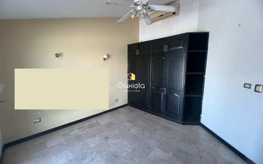 Se VENDE casa de tres niveles con alberca en Montebello