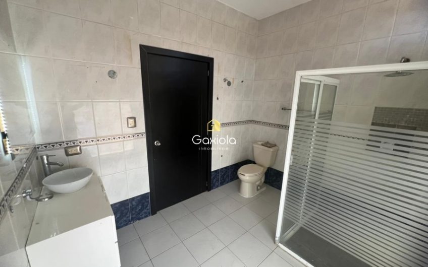 Se VENDE casa de tres niveles con alberca en Montebello