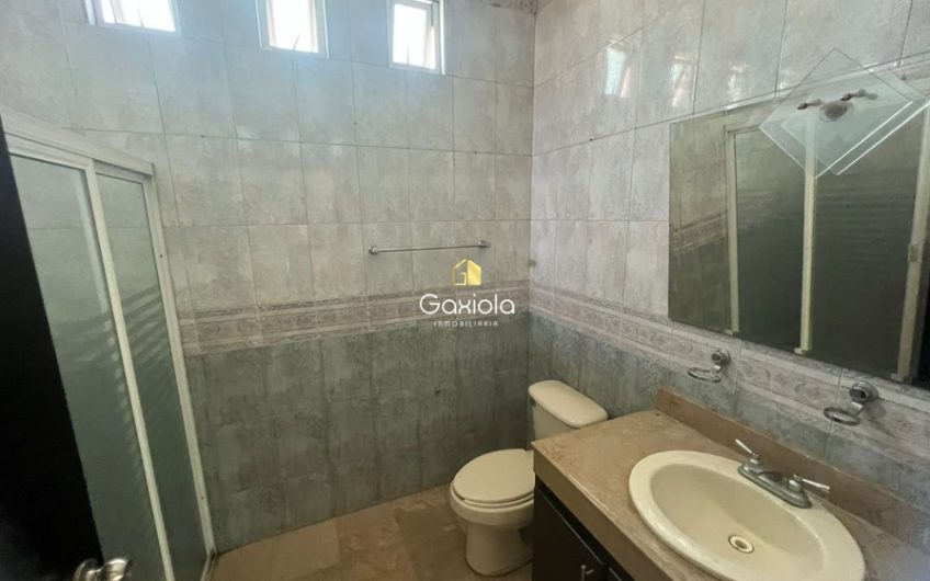 Se VENDE casa de tres niveles con alberca en Montebello