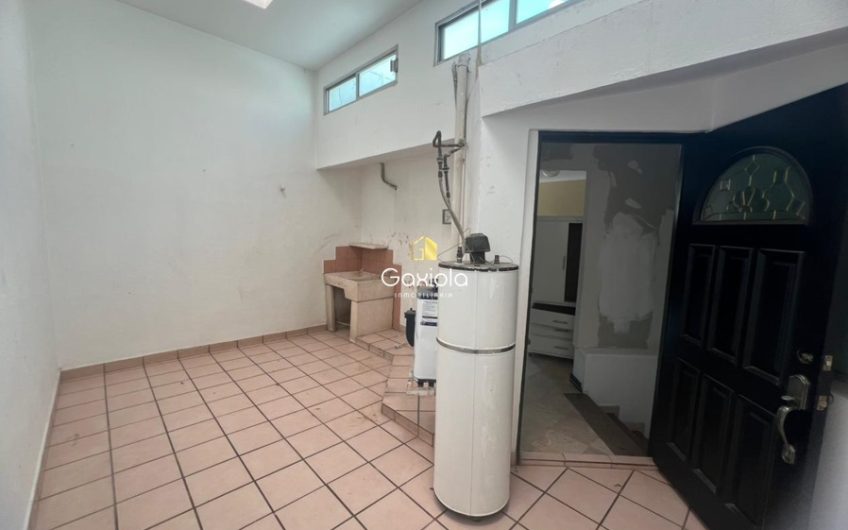 Se VENDE casa de tres niveles con alberca en Montebello