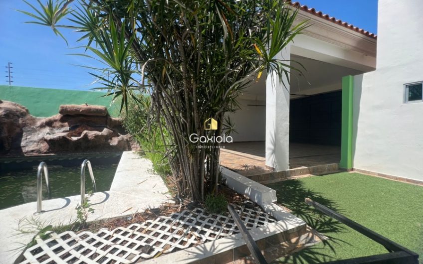 Se VENDE casa de tres niveles con alberca en Montebello