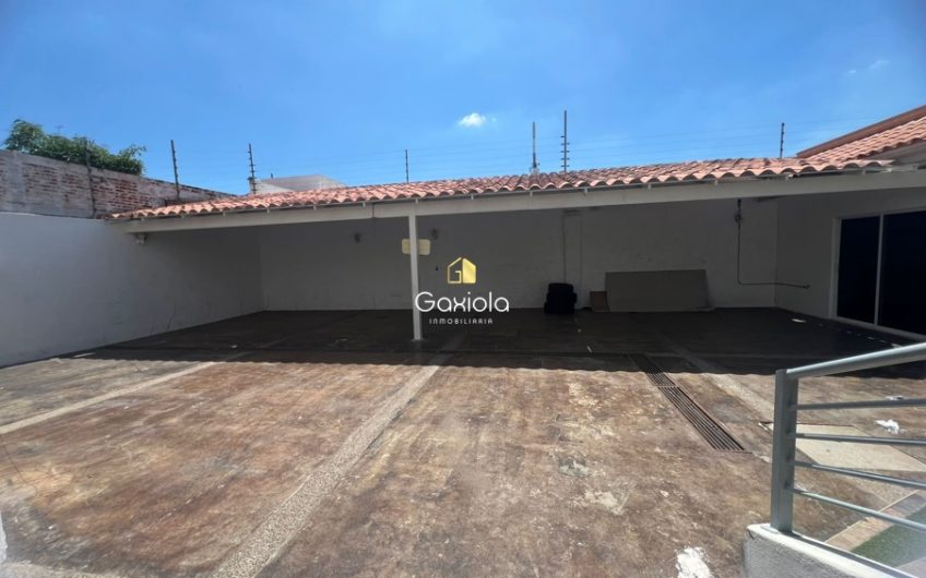 Se VENDE casa de tres niveles con alberca en Montebello