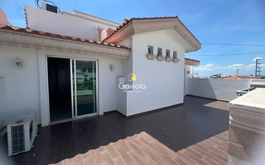 Se VENDE casa de tres niveles con alberca en Montebello