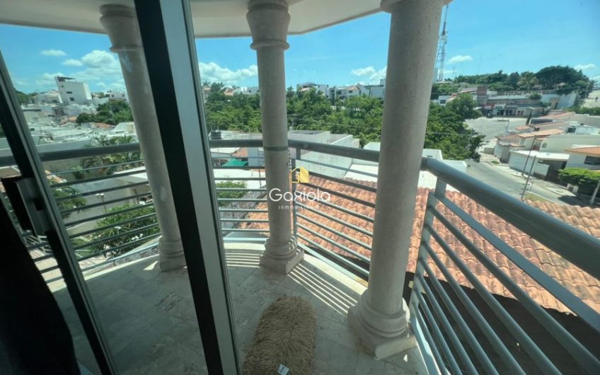 Se VENDE casa de tres niveles con alberca en Montebello