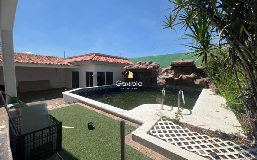 Se VENDE casa de tres niveles con alberca en Montebello
