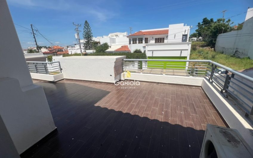 Se VENDE casa de tres niveles con alberca en Montebello