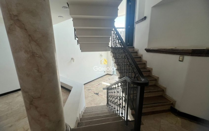 Se VENDE casa de tres niveles con alberca en Montebello