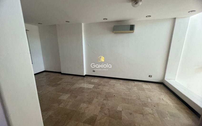 Se VENDE casa de tres niveles con alberca en Montebello