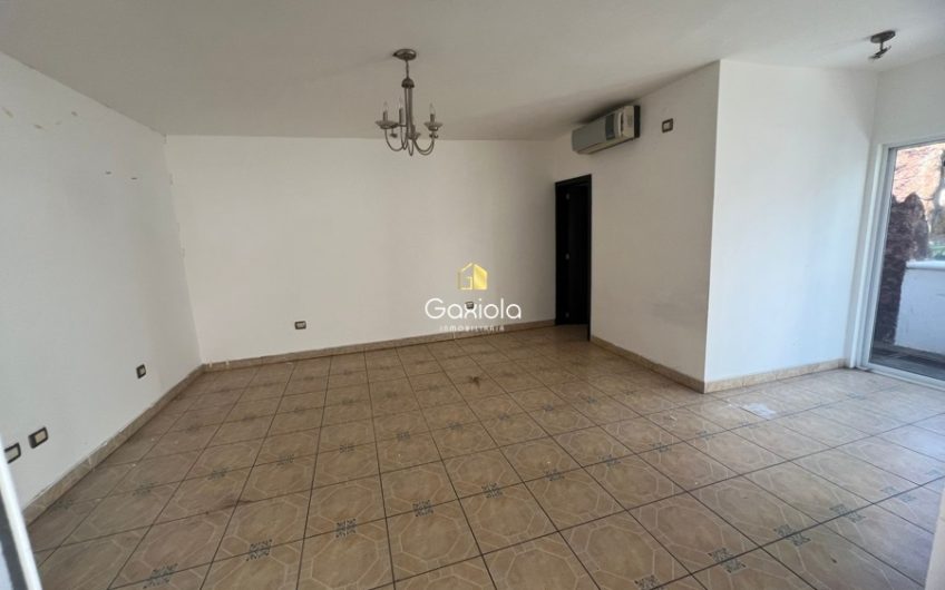 Se VENDE casa de tres niveles con alberca en Montebello