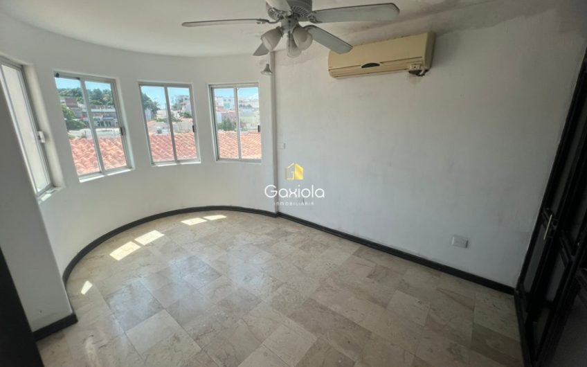 Se VENDE casa de tres niveles con alberca en Montebello