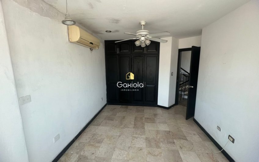 Se VENDE casa de tres niveles con alberca en Montebello