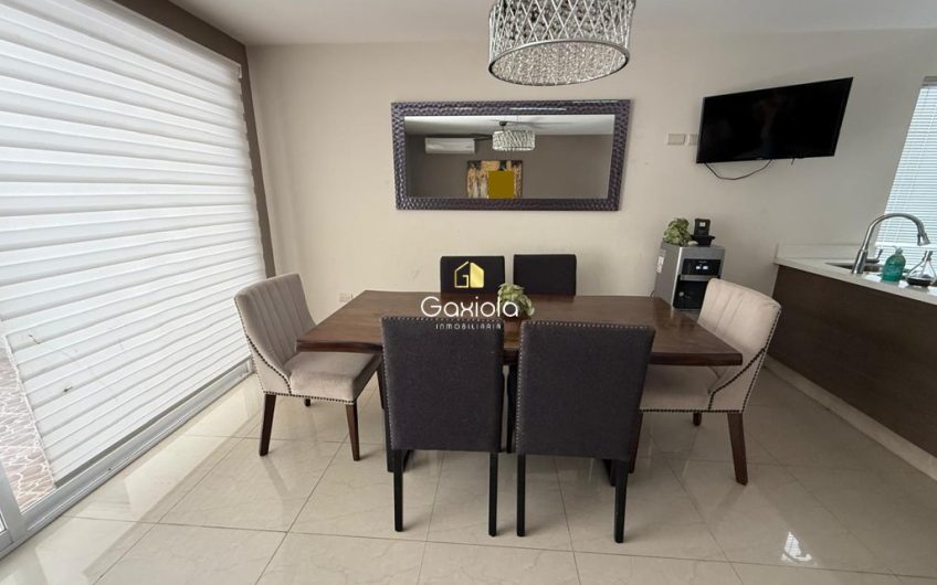 Se RENTA Casa AMUEBLADA y EQUIPADA, en Privada con acceso controlado y área común con alberca, Sfera Residencial, a 10 minutos de Plaza Forum