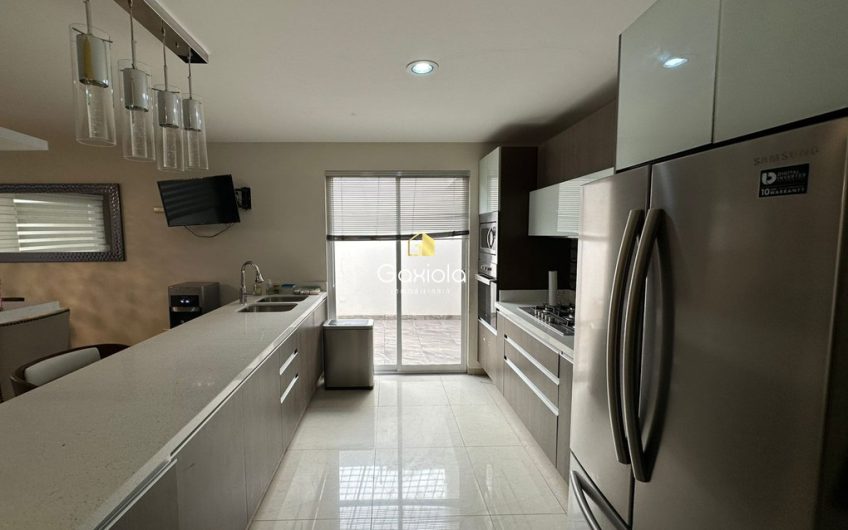 Se RENTA Casa AMUEBLADA y EQUIPADA, en Privada con acceso controlado y área común con alberca, Sfera Residencial, a 10 minutos de Plaza Forum