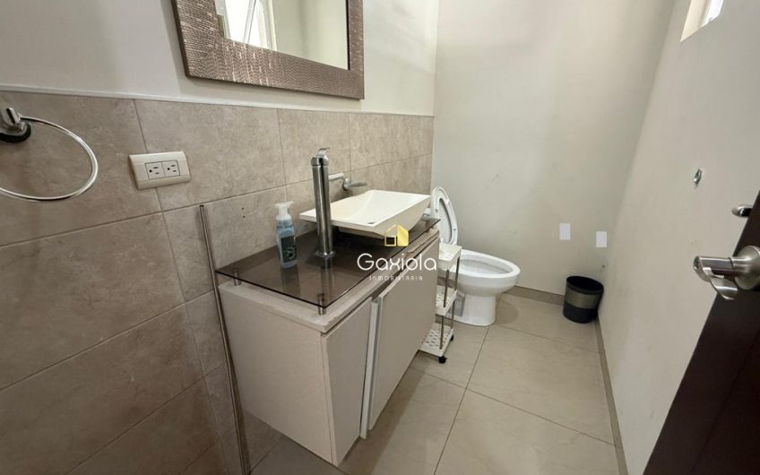 Se RENTA Casa AMUEBLADA y EQUIPADA, en Privada con acceso controlado y área común con alberca, Sfera Residencial, a 10 minutos de Plaza Forum