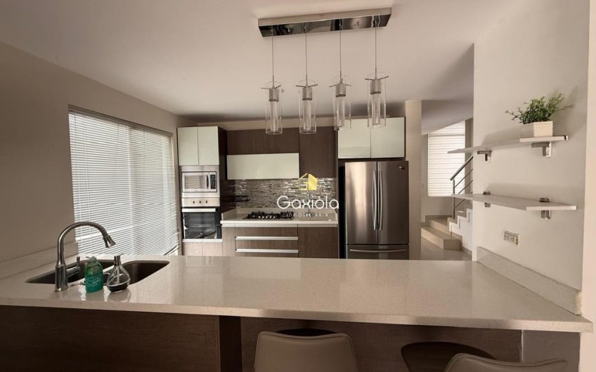 Se RENTA Casa AMUEBLADA y EQUIPADA, en Privada con acceso controlado y área común con alberca, Sfera Residencial, a 10 minutos de Plaza Forum