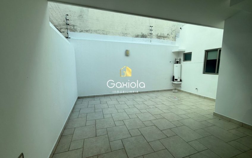 Se RENTA Casa amueblada en sector 3 rios, privada con acceso controlado y área común con alberca