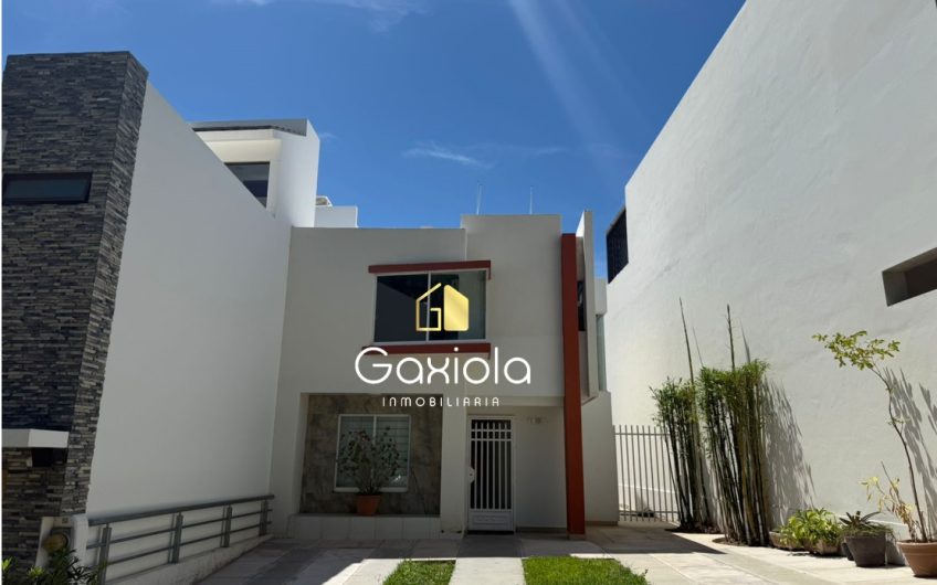 Se RENTA Casa ubicada en Privada Interlomas