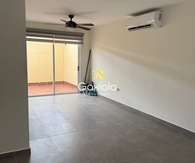 Se RENTA Casa en privada con acceso controlado, Portalegre