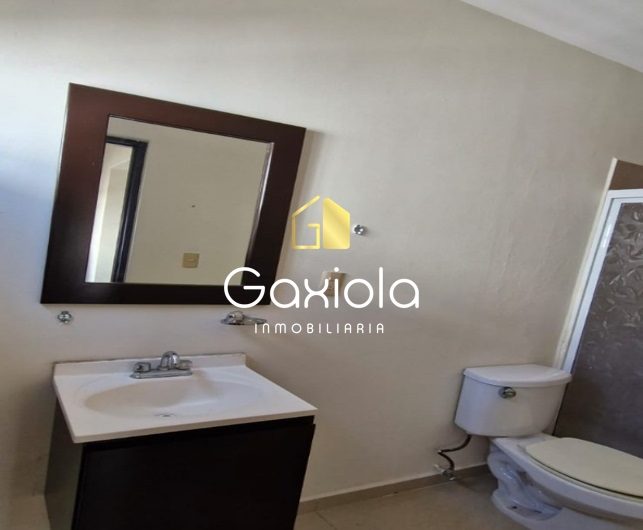 Se RENTA Casa ubicada en Privada con acceso controlado y área común con alberca y juegos, Portanova, muy cerca de Plaza Sendero