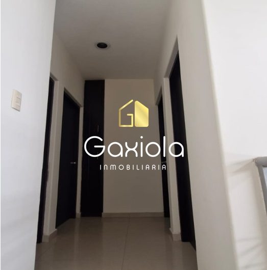 Se RENTA Casa ubicada en Privada con acceso controlado y área común con alberca y juegos, Portanova, muy cerca de Plaza Sendero