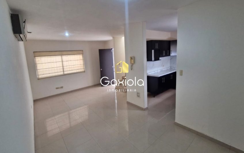 Se RENTA Casa ubicada en Privada con acceso controlado y área común con alberca y juegos, Portanova, muy cerca de Plaza Sendero