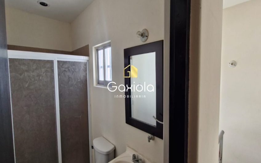 Se RENTA Casa ubicada en Privada con acceso controlado y área común con alberca y juegos, Portanova, muy cerca de Plaza Sendero