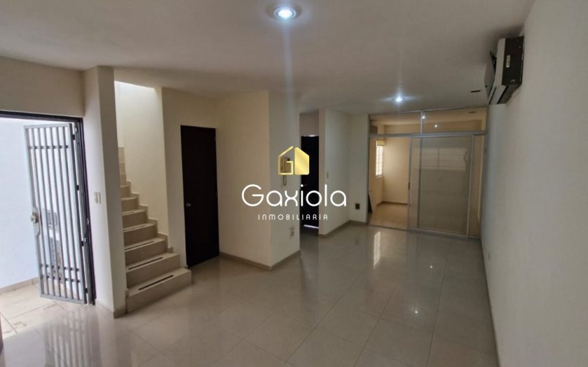 Se RENTA Casa ubicada en Privada con acceso controlado y área común con alberca y juegos, Portanova, muy cerca de Plaza Sendero