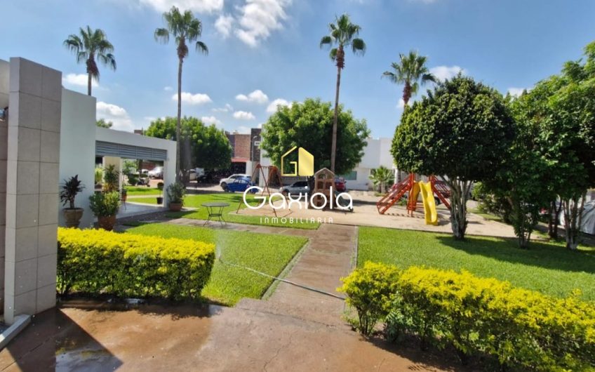 Se RENTA Casa ubicada en Privada con acceso controlado y área común con alberca y juegos, Portanova, muy cerca de Plaza Sendero