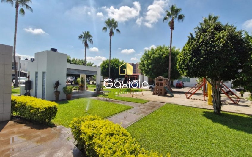 Se RENTA Casa ubicada en Privada con acceso controlado y área común con alberca y juegos, Portanova, muy cerca de Plaza Sendero