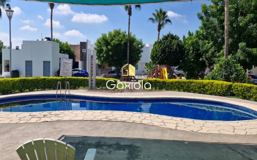 Se RENTA Casa ubicada en Privada con acceso controlado y área común con alberca y juegos, Portanova, muy cerca de Plaza Sendero