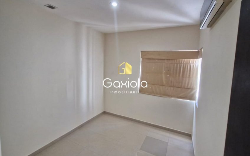Se RENTA Casa ubicada en Privada con acceso controlado y área común con alberca y juegos, Portanova, muy cerca de Plaza Sendero