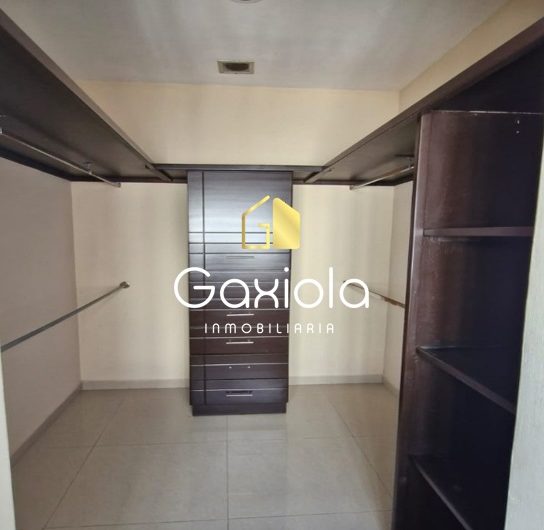 Se RENTA Casa ubicada en Privada con acceso controlado y área común con alberca y juegos, Portanova, muy cerca de Plaza Sendero