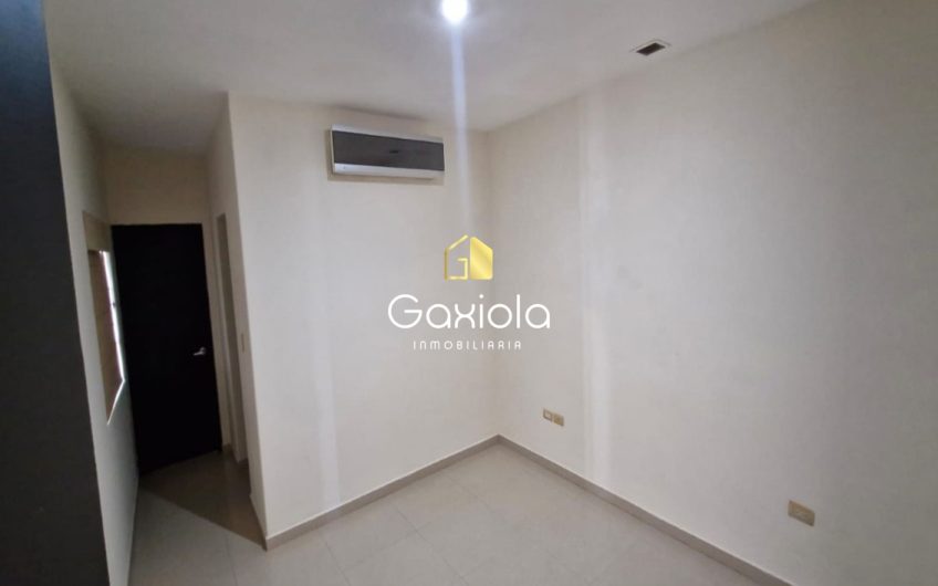 Se RENTA Casa ubicada en Privada con acceso controlado y área común con alberca y juegos, Portanova, muy cerca de Plaza Sendero