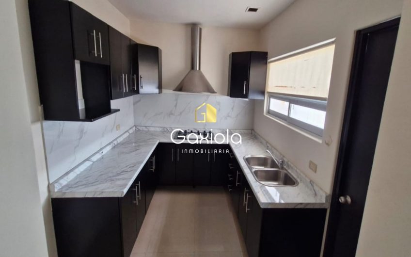 Se RENTA Casa ubicada en Privada con acceso controlado y área común con alberca y juegos, Portanova, muy cerca de Plaza Sendero