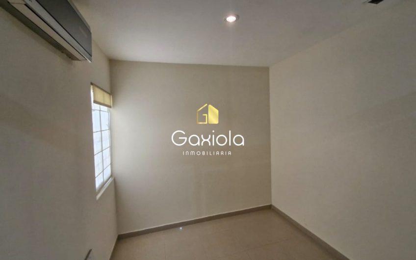Se RENTA Casa ubicada en Privada con acceso controlado y área común con alberca y juegos, Portanova, muy cerca de Plaza Sendero
