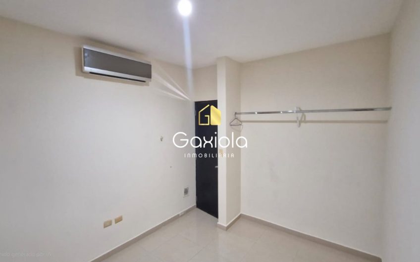 Se RENTA Casa ubicada en Privada con acceso controlado y área común con alberca y juegos, Portanova, muy cerca de Plaza Sendero