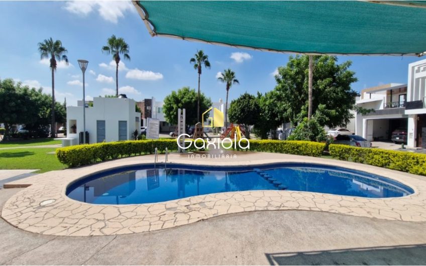 Se RENTA Casa ubicada en Privada con acceso controlado y área común con alberca y juegos, Portanova, muy cerca de Plaza Sendero