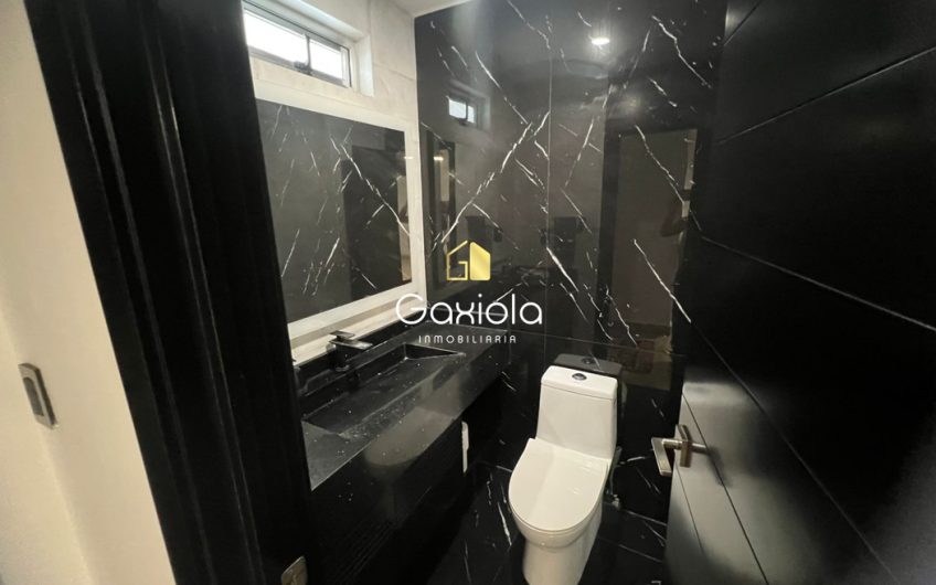 Se RENTA casa ubicada en Privada con acceso controlado y área común con alberca, zona norte