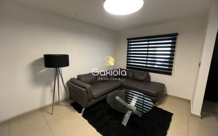 Se RENTA casa ubicada en Privada con acceso controlado y área común con alberca, zona norte