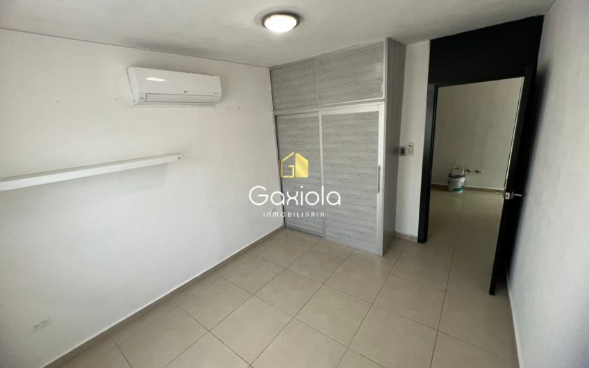 Se RENTA casa ubicada en Privada con acceso controlado y área común con alberca, zona norte