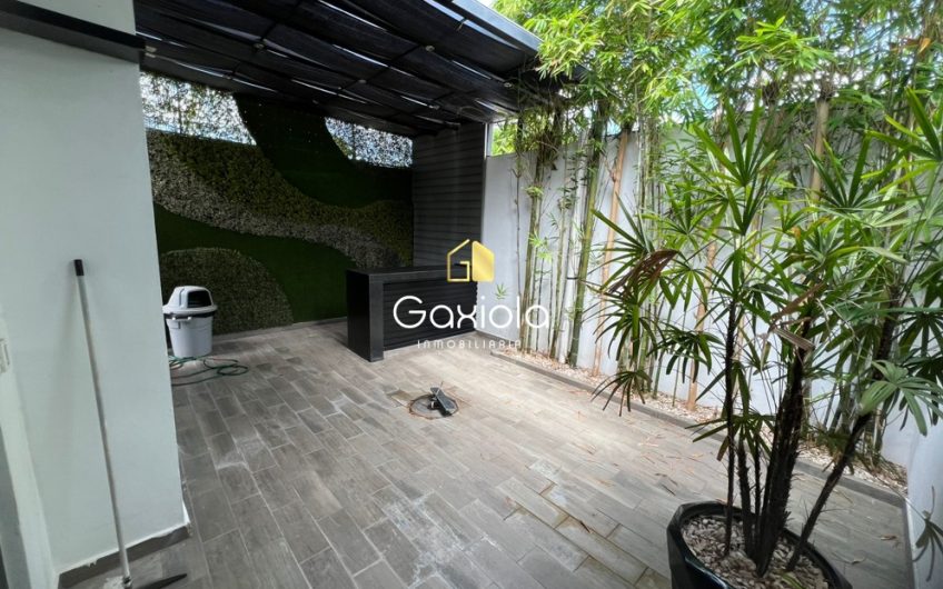 Se RENTA casa ubicada en Privada con acceso controlado y área común con alberca, zona norte