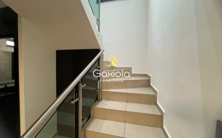 Se RENTA casa ubicada en Privada con acceso controlado y área común con alberca, zona norte