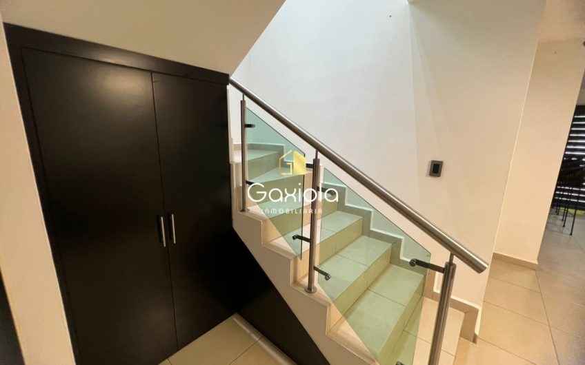 Se RENTA casa ubicada en Privada con acceso controlado y área común con alberca, zona norte